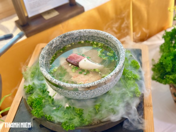 Bún quậy, bún cá cay vào khách sạn 5 sao TP.HCM: Món quê vẫn giữ vị quen