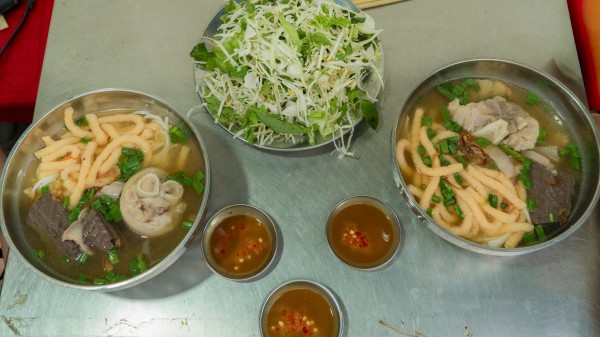 Bún suông hơn nửa thế kỷ ở miền Tây: Chả tôm giống con đuông làm nên hương vị riêng