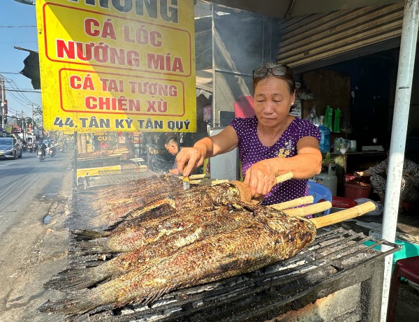 Cá lóc nướng cúng ông Táo: Bà chủ ở TP.HCM năm ngoái bật khóc, nay thế nào?