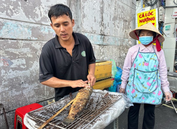 Cá lóc nướng cúng ông Táo: Bà chủ ở TP.HCM năm ngoái bật khóc, nay thế nào?