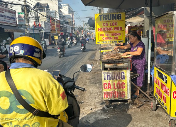 Cá lóc nướng cúng ông Táo: Bà chủ ở TP.HCM năm ngoái bật khóc, nay thế nào?