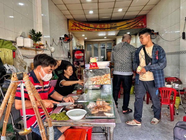 Cả nhà cùng bán quán đông khách ở TP.HCM: Bánh canh cua ‘không nhân viên’ 40 năm