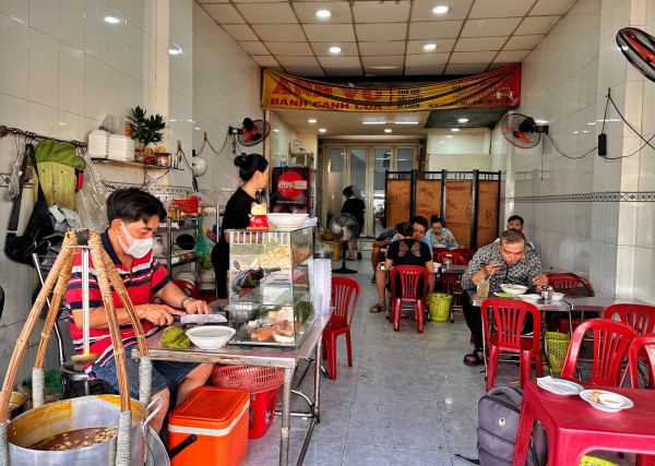 Cả nhà cùng bán quán đông khách ở TP.HCM: Bánh canh cua ‘không nhân viên’ 40 năm