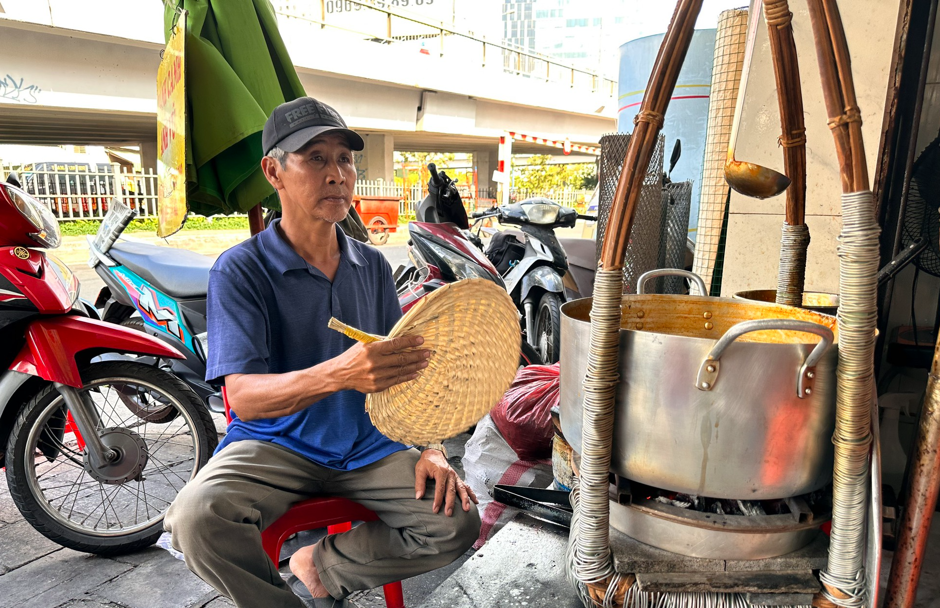 Cả nhà cùng bán quán ở TP.HCM: Bánh canh cua ‘không nhân viên’ 40 năm khách đông mãi
