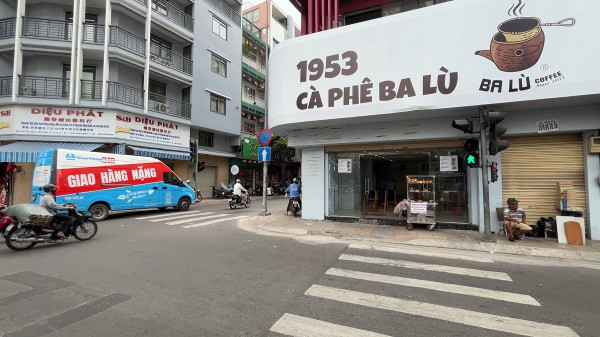 Cà phê vợt Ba Lù hơn 70 năm ở Chợ Lớn: Vì sao bỗng có thêm tiệm mới?