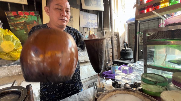 Cà phê vợt Ba Lù hơn 70 năm ở Chợ Lớn: Vì sao bỗng có thêm tiệm mới?