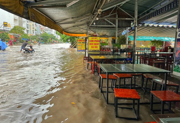 Cám cảnh 'ngập nước là đóng cửa' của nhiều hàng quán ở TP.HCM mùa mưa Cám cảnh 'ngập nước là đóng cửa' của nhiều hàng quán ở TP.HCM mùa mưa