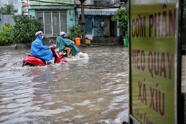 Cám cảnh 'ngập nước là đóng cửa' của nhiều hàng quán ở TP.HCM mùa mưa Cám cảnh 'ngập nước là đóng cửa' của nhiều hàng quán ở TP.HCM mùa mưa