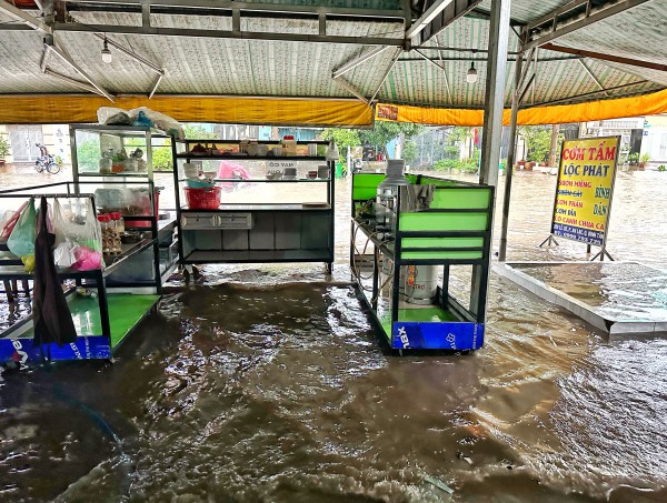 Cám cảnh 'ngập nước là đóng cửa' của nhiều hàng quán ở TP.HCM mùa mưa Cám cảnh 'ngập nước là đóng cửa' của nhiều hàng quán ở TP.HCM mùa mưa