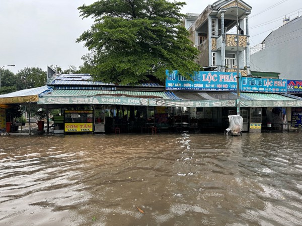 Cám cảnh 'ngập nước là đóng cửa' của nhiều hàng quán ở TP.HCM mùa mưa Cám cảnh 'ngập nước là đóng cửa' của nhiều hàng quán ở TP.HCM mùa mưa