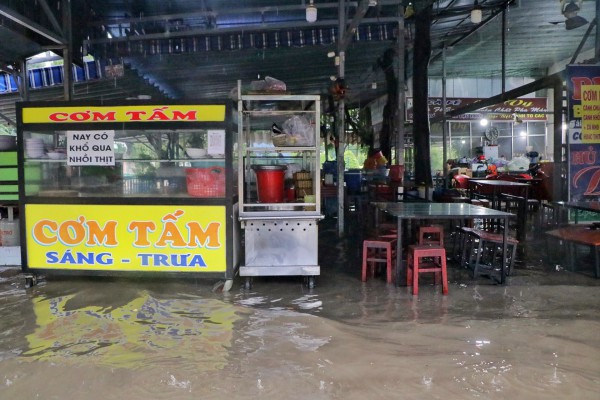 Cám cảnh 'ngập nước là đóng cửa' của nhiều hàng quán ở TP.HCM mùa mưa Cám cảnh 'ngập nước là đóng cửa' của nhiều hàng quán ở TP.HCM mùa mưa