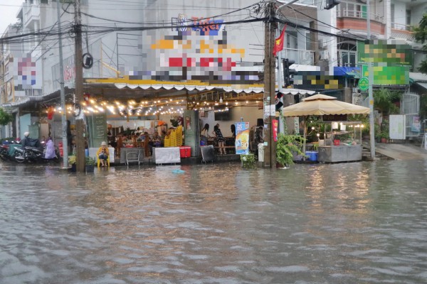 Cám cảnh 'ngập nước là đóng cửa' của nhiều hàng quán ở TP.HCM mùa mưa Cám cảnh 'ngập nước là đóng cửa' của nhiều hàng quán ở TP.HCM mùa mưa