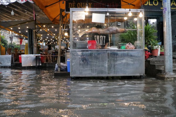 Cám cảnh 'ngập nước là đóng cửa' của nhiều hàng quán ở TP.HCM mùa mưa Cám cảnh 'ngập nước là đóng cửa' của nhiều hàng quán ở TP.HCM mùa mưa