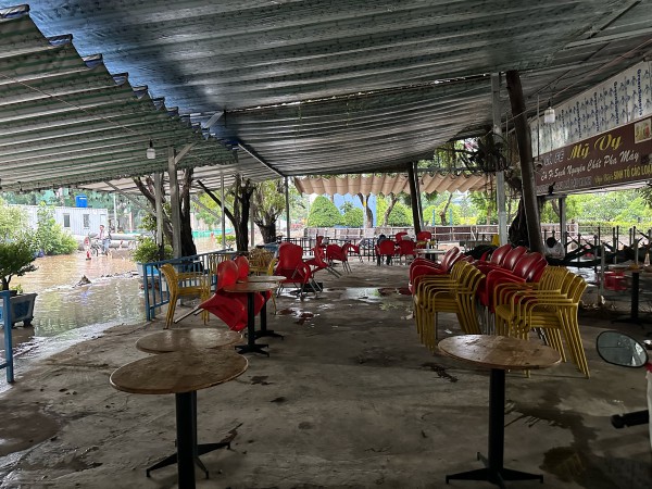 Cám cảnh 'ngập nước là đóng cửa' của nhiều hàng quán ở TP.HCM mùa mưa Cám cảnh 'ngập nước là đóng cửa' của nhiều hàng quán ở TP.HCM mùa mưa