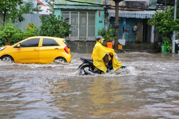 Cám cảnh 'ngập nước là đóng cửa' của nhiều hàng quán ở TP.HCM mùa mưa Cám cảnh 'ngập nước là đóng cửa' của nhiều hàng quán ở TP.HCM mùa mưa