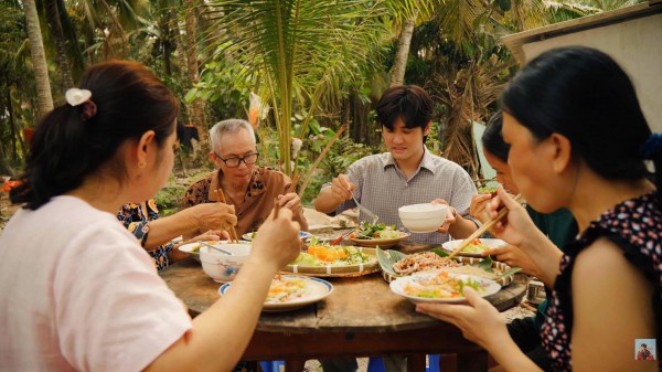 Chàng trai khiến nhiều người 'bụng réo' lúc nửa đêm với các clip món ngon miền Tây Chàng trai khiến nhiều người 'bụng réo' lúc nửa đêm với các clip món ngon miền Tây