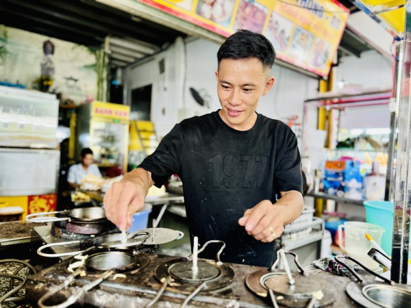 Chàng trai làm bánh như luyện 'kung fu' ở TP.HCM: Khách nhìn không chớp mắt, mua vì ngon