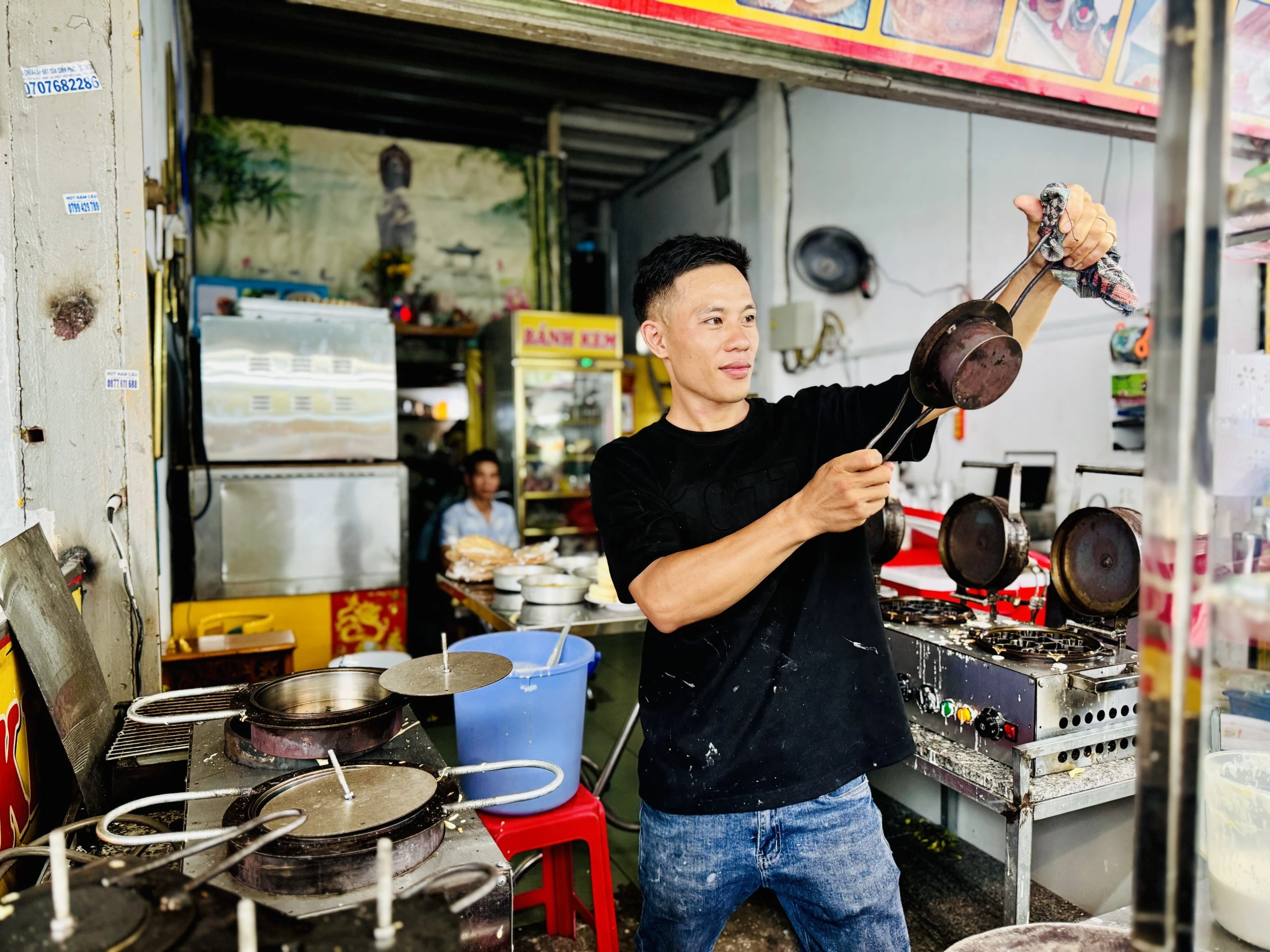 Chàng trai làm bánh như luyện 'kung fu' ở TP.HCM: Khách nhìn không chớp mắt, mua vì ngon