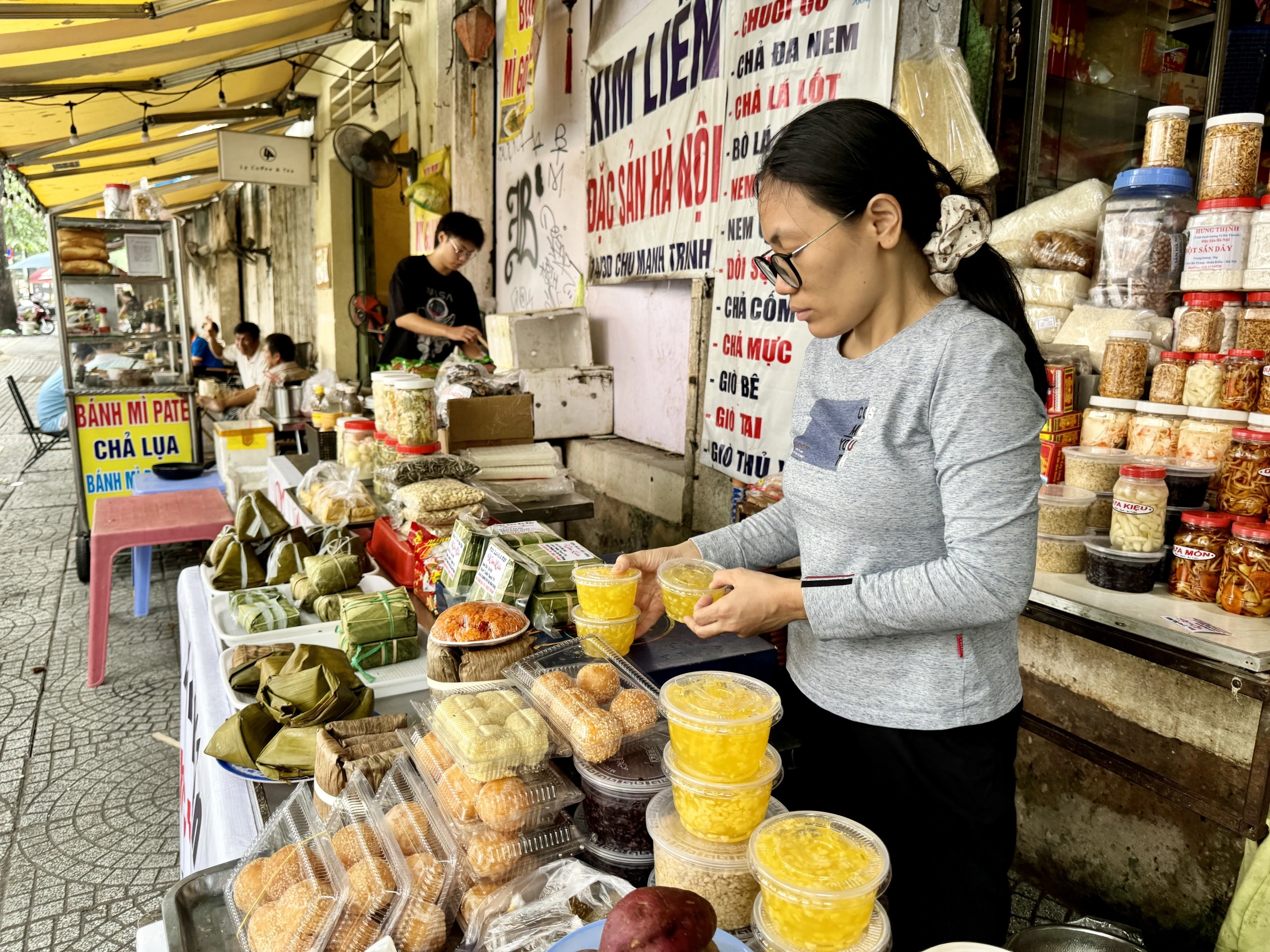 Chợ Bắc ở TP.HCM: Khách đặt hàng tết chậm, tiểu thương vẫn lạc quan