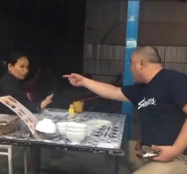 Clip chủ quán ăn Huế chửi bới, đe dọa nhân viên lớn tuổi gây bức xúc Clip chủ quán ăn Huế chửi bới, đe dọa nhân viên lớn tuổi gây bức xúc