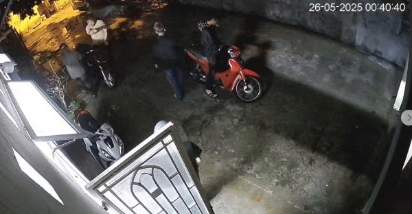 Clip chủ quán ăn Huế chửi bới, đe dọa nhân viên lớn tuổi gây bức xúc Clip chủ quán ăn Huế chửi bới, đe dọa nhân viên lớn tuổi gây bức xúc