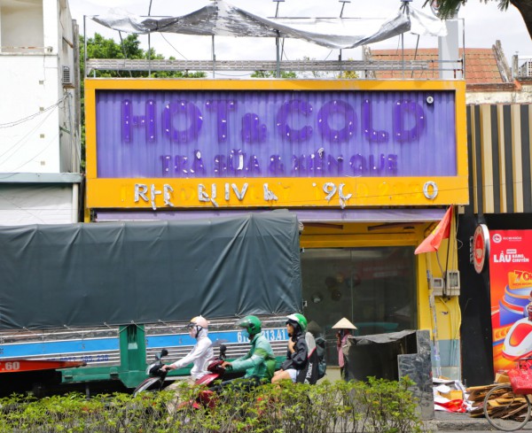 Clip quán trà sữa nổi tiếng TP.HCM tháo biển hiệu, đóng cửa: Khách quen tiếc nuối Clip quán trà sữa nổi tiếng TP.HCM tháo biển hiệu, đóng cửa: Khách quen tiếc nuối