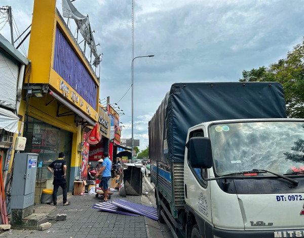 Clip quán trà sữa nổi tiếng TP.HCM tháo biển hiệu, đóng cửa: Khách quen tiếc nuối Clip quán trà sữa nổi tiếng TP.HCM tháo biển hiệu, đóng cửa: Khách quen tiếc nuối