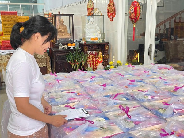 Cô gái Mỹ Tho kế nghiệp cha với 'cuốn bí kíp' giữ hồn bánh trung thu gia truyền