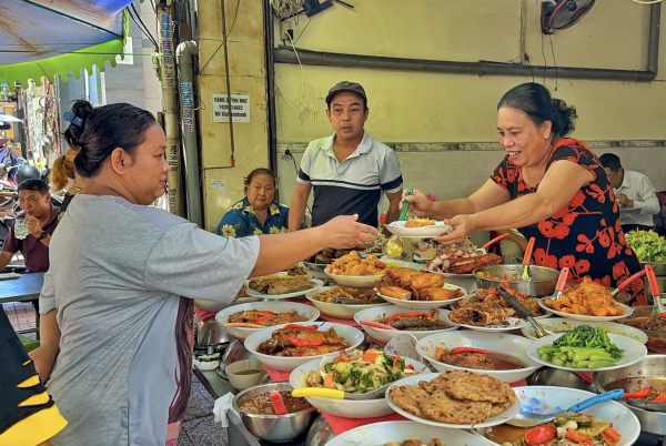 'Cơm nhà giàu' ở TP.HCM, phần ăn mắc nhất 200.000 đồng: Lời dặn của bà chủ trước khi mất