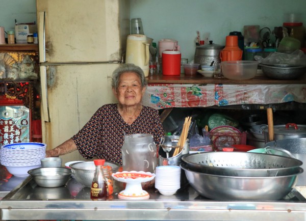 Cụ bà U.90 nối nghiệp con gái, bán bún mọc: Câu chuyện 'ngược đời' gây xúc động Cụ bà U.90 nối nghiệp con gái, bán bún mọc: Câu chuyện 'ngược đời' gây xúc động