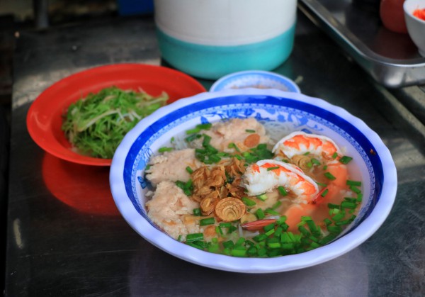 Cụ bà U.90 nối nghiệp con gái, bán bún mọc: Câu chuyện 'ngược đời' gây xúc động Cụ bà U.90 nối nghiệp con gái, bán bún mọc: Câu chuyện 'ngược đời' gây xúc động