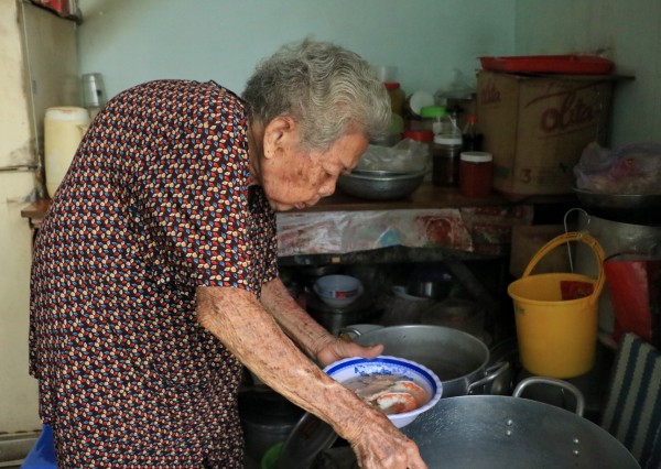 Cụ bà U.90 nối nghiệp con gái, bán bún mọc: Câu chuyện 'ngược đời' gây xúc động Cụ bà U.90 nối nghiệp con gái, bán bún mọc: Câu chuyện 'ngược đời' gây xúc động