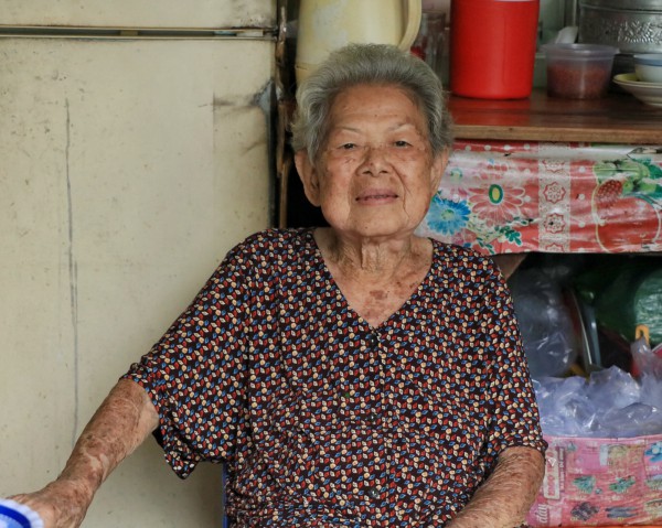 Cụ bà U.90 nối nghiệp con gái, bán bún mọc: Câu chuyện 'ngược đời' gây xúc động Cụ bà U.90 nối nghiệp con gái, bán bún mọc: Câu chuyện 'ngược đời' gây xúc động