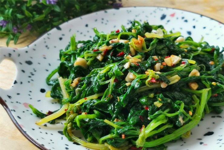 Cứ tưởng lá cần tây bỏ đi, ai ngờ làm cách này còn ngon hơn cả phần thân Cứ tưởng lá cần tây bỏ đi, ai ngờ làm cách này còn ngon hơn cả phần thân