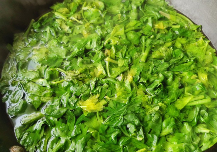 Cứ tưởng lá cần tây bỏ đi, ai ngờ làm cách này còn ngon hơn cả phần thân Cứ tưởng lá cần tây bỏ đi, ai ngờ làm cách này còn ngon hơn cả phần thân