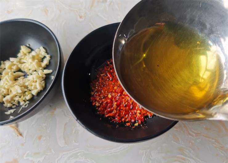 Cứ tưởng lá cần tây bỏ đi, ai ngờ làm cách này còn ngon hơn cả phần thân Cứ tưởng lá cần tây bỏ đi, ai ngờ làm cách này còn ngon hơn cả phần thân