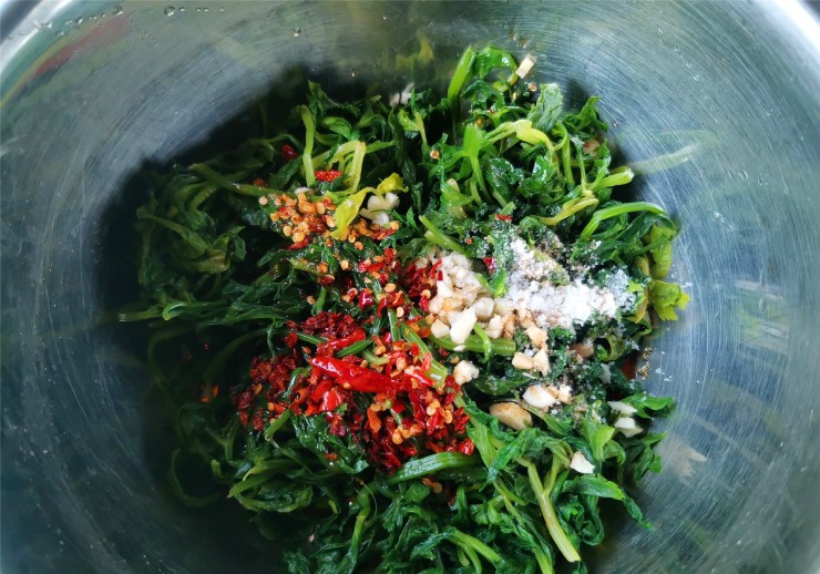 Cứ tưởng lá cần tây bỏ đi, ai ngờ làm cách này còn ngon hơn cả phần thân Cứ tưởng lá cần tây bỏ đi, ai ngờ làm cách này còn ngon hơn cả phần thân