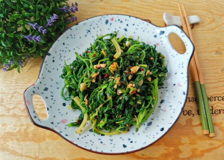 Cứ tưởng lá cần tây bỏ đi, ai ngờ làm cách này còn ngon hơn cả phần thân Cứ tưởng lá cần tây bỏ đi, ai ngờ làm cách này còn ngon hơn cả phần thân