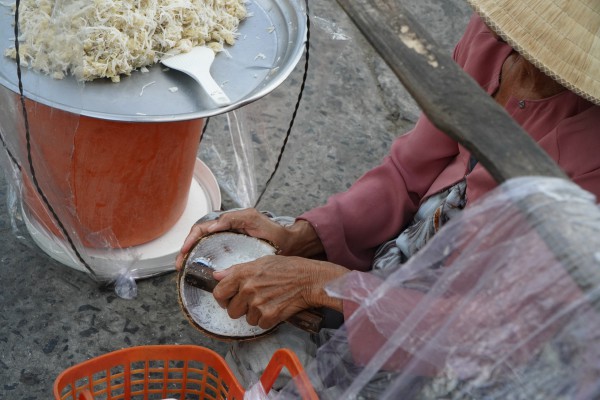 Gánh bánh tráng kẹo mạch nha 40 năm: Bà ngoại bán 10 cái mỗi ngày vẫn không nỡ nghỉ