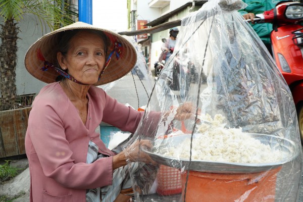 Gánh bánh tráng kẹo mạch nha 40 năm: Bà ngoại bán 10 cái mỗi ngày vẫn không nỡ nghỉ