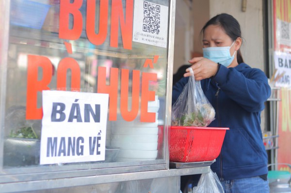 Hàng quán Q.Hai Bà Trưng bán mang về: Mong người dân thông cảm, không sang quận khác ăn uống