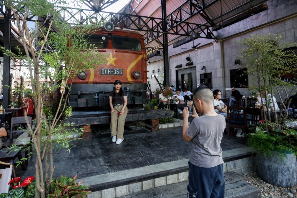 'Hồi sinh' đầu máy tàu hỏa gần 50 năm tuổi, quán cà phê ở Huế hút khách 'Hồi sinh' đầu máy tàu hỏa gần 50 năm tuổi, quán cà phê ở Huế hút khách