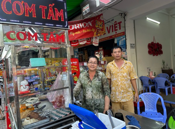 Hôm nay 14 âm lịch, nhiều quán ở TP.HCM tặng cơm chay miễn phí mùa Phật đản