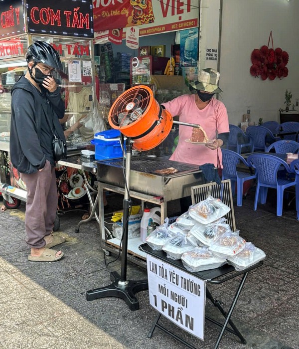 Hôm nay 14 âm lịch, nhiều quán ở TP.HCM tặng cơm chay miễn phí mùa Phật đản