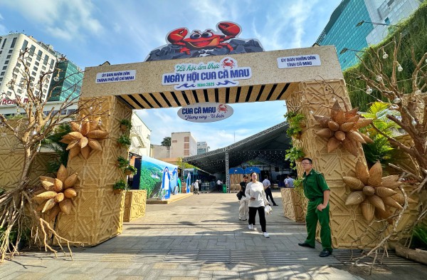 Hôm nay ngày đầu lễ hội ẩm thực cua Cà Mau ở TP.HCM: Thực khách hào hứng Hôm nay ngày đầu lễ hội ẩm thực cua Cà Mau ở TP.HCM: Thực khách hào hứng