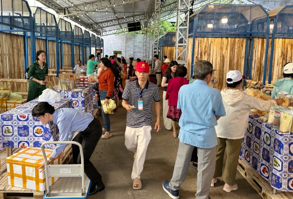 Hôm nay ngày đầu lễ hội ẩm thực cua Cà Mau ở TP.HCM: Thực khách hào hứng Hôm nay ngày đầu lễ hội ẩm thực cua Cà Mau ở TP.HCM: Thực khách hào hứng