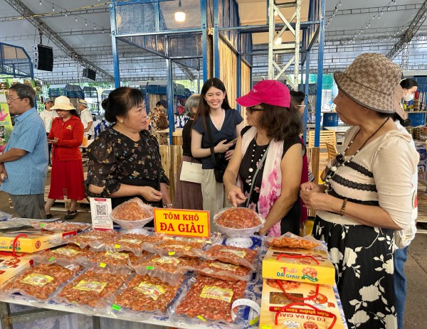 Hôm nay ngày đầu lễ hội ẩm thực cua Cà Mau ở TP.HCM: Thực khách hào hứng Hôm nay ngày đầu lễ hội ẩm thực cua Cà Mau ở TP.HCM: Thực khách hào hứng