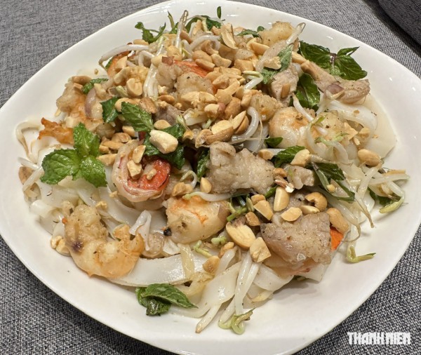 Hương vị quê hương: Mộc mạc mì Quảng trộn