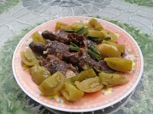 Hương vị quê hương: Rô đồng kho cà chua xanh Hương vị quê hương: Rô đồng kho cà chua xanh