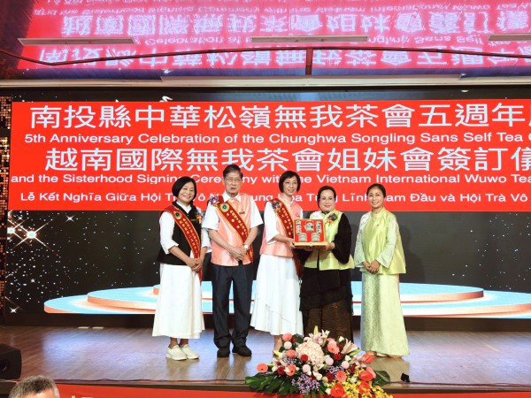 Kết nghĩa Hội trà Tùng Lĩnh Nam Đầu: Đưa văn hóa trà Việt đến bạn bè quốc tế Kết nghĩa Hội trà Tùng Lĩnh Nam Đầu: Đưa văn hóa trà Việt đến bạn bè quốc tế